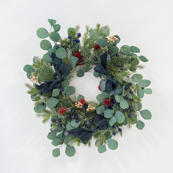 CORONA CON BAYAS AZULES Y LAZOS VERDES, 60cm