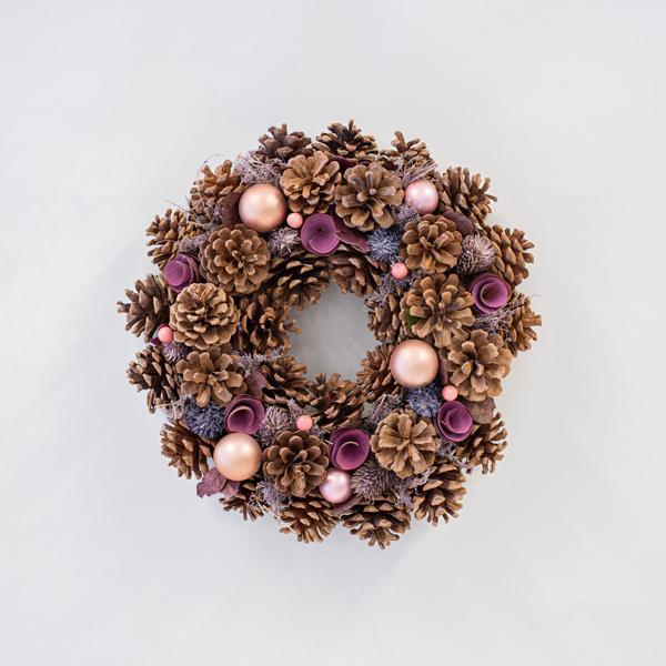 CORONA CON PIÑAS Y ADORNOS ROSAS, 34cm