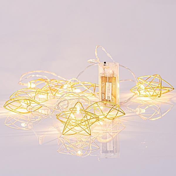 LÍNEA, 10 LED 5mm CON ESTRELLAS METALIZADAS DORADAS 6,8cm, CAJA DE PILAS 2xAA, CABLE TRANSPARENTE, LED BLANCO CÁLIDO POR 15cm, CABLE DE PLOMO 30cm, IP20