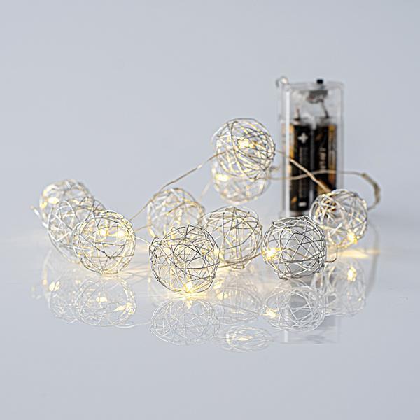LÍNEA, 10 MINI LED CON BOLAS METÁLICAS 3cm, CAJA DE PILAS 2xAA, ALAMBRE DE COBRE PLATA, LED BLANCO CÁLIDO POR 10cm, CABLE DE PLOMO 50cm, IP20