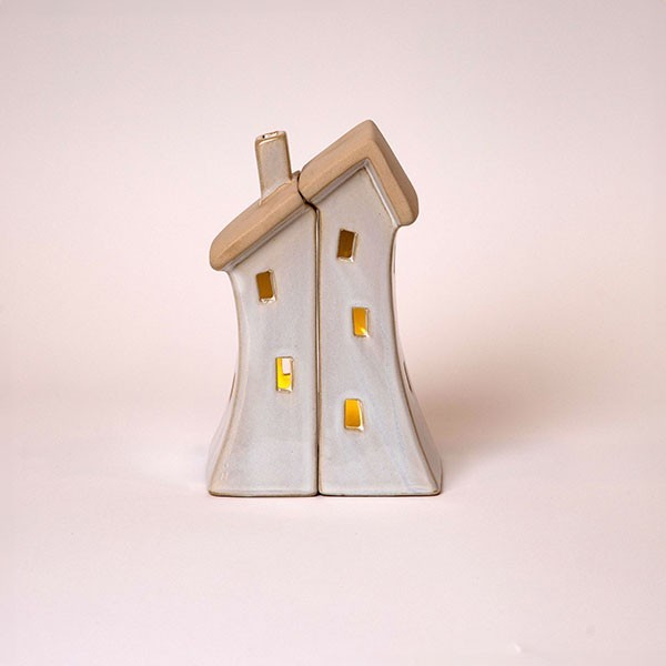 CASA DE CERÁMICA CON VENTANA DE CORAZON, ILUMINADA, BLANCO,11x7x16,7cm