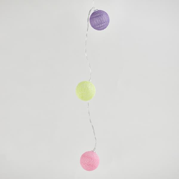 LÍNEA, 10 LED DE 5 mm, CON BOLAS DE ALGODÓN AMARILLAS, ROSADAS Y MORADA DE 4 cm, CAJA DE PILAS 2xAA, TEMPORIZADOR, CABLE DE PVC TRANSPARENTE, LED BLANCO CÁLIDO, POR 15 cm, CABLE DE CONDUCCIÓN DE 30 cm, IP20