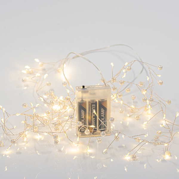GRUPO DE 2 M, 120 MINI LED, CON PERLAS, CAJA DE PILAS 3XAA, CABLE DE COBRE PLATEADO, LED BLANCO CÁLIDO, CABLE DE 50 CM, IP20