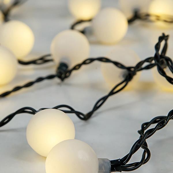 LÍNEA, 80 LED 5 mm, BOLAS BLANCAS Φ2 cm, ADAPTADOR 31 V, CABLE PVC VERDE, LED BLANCO CÁLIDO, POR 10 cm, CABLE 3 m, IP44