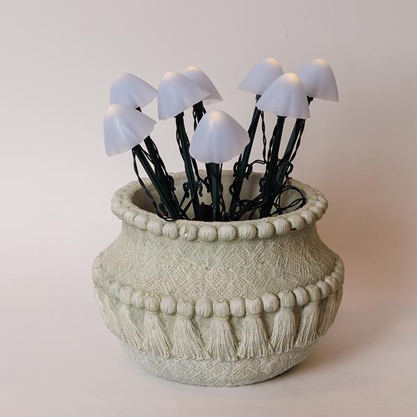 LÍNEA, 8 LED 5mm CON SETA DE PLÁSTICO BLANCO H20cm, PANEL SOLAR CON SENSOR DE LUZ, CABLE PVC VERDE, LED BLANCO CÁLIDO, POR 50cm, CABLE 1m, IP44