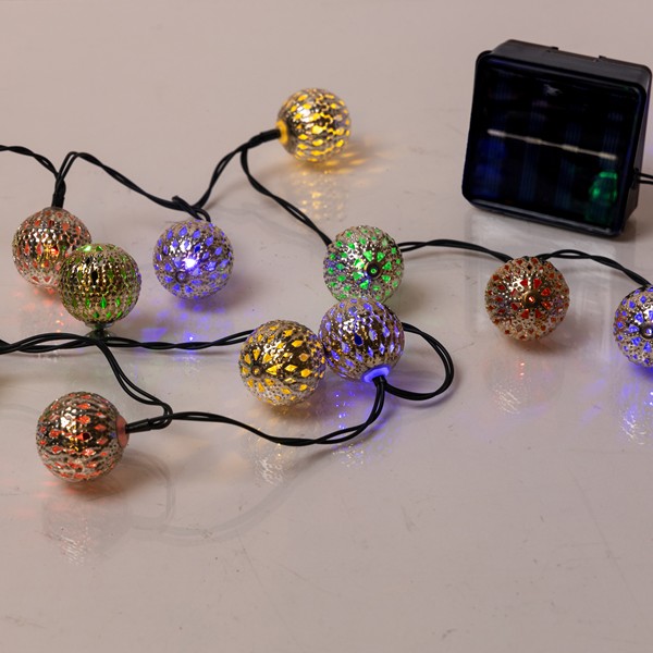 LÍNEA, 40 LED 5 mm, CON BOLAS BOHO 3 cm, PANEL SOLAR CON SENSOR DE LUZ, 8 M/H, CABLE PVC VERDE, MULTI LED, POR 10 cm, CABLE CONDUCTOR 1 m, IP44