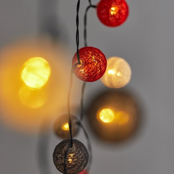 LÍNEA, 40 LED 5 mm, CON BOLAS DE PLÁSTICO CON ALGODÓN (ROJO, BLANCO, GRIS) 4 cm, PANEL SOLAR CON SENSOR DE LUZ, 8 M/F, CABLE DE PVC VERDE, LED BLANCO CÁLIDO POR 10 cm, CABLE DE CONDUCCIÓN 1 m, IP44