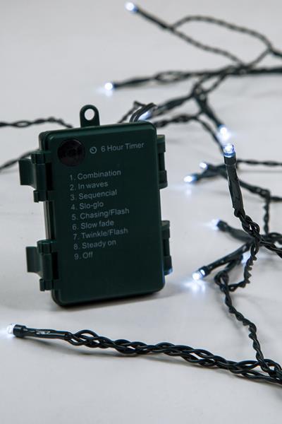 LÍNEA, 192 LED de 3 mm, CAJA DE PILAS 3xAA, 8 M/F y MEMORIA, TEMPORIZADOR, CABLE DE PVC VERDE, LED BLANCO, CADA 10 cm, CABLE DE CONDUCCIÓN 30 cm, IP44, CAJA DE EXPOSICIÓN (16 UDS.)