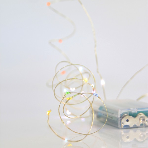 LÍNEA, 20 MINI LED, CAJA DE PILAS 3xAA, TEMPORIZADOR, CABLE DE COBRE PLATEADO, MULTI LED, POR 10 cm, CABLE DE CONDUCCIÓN 10 cm, IP20