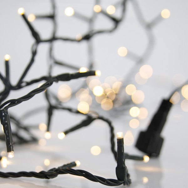 LÍNEA, 100 LED 3 mm, ADAPTADOR 31 V, 4 CONECTORES HASTA 3 JUEGOS, CABLE PVC VERDE, LED BLANCO CÁLIDO, POR 10 cm, CABLE CONDUCTOR 3 m, IP44