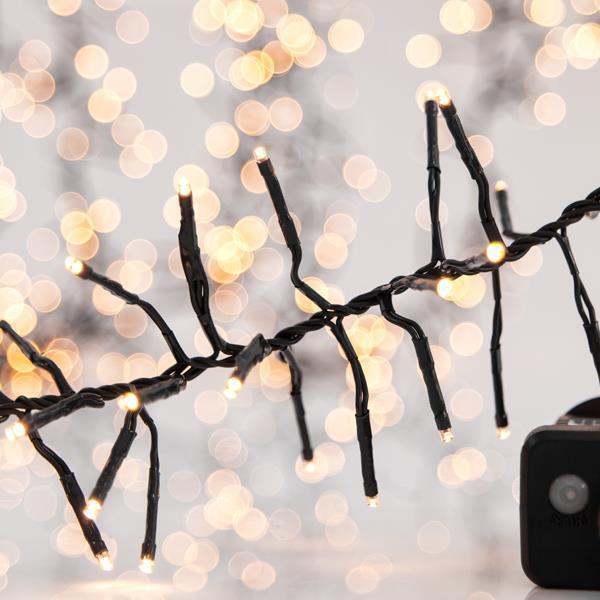 GRUPO DE 5,5 m, 588 LED DE 3 mm, ADAPTADOR DE 31 V, 8 M/F Y MEMORIA, CABLE DE PVC VERDE, LED BLANCO CÁLIDO, CABLE DE 3 m, IP44