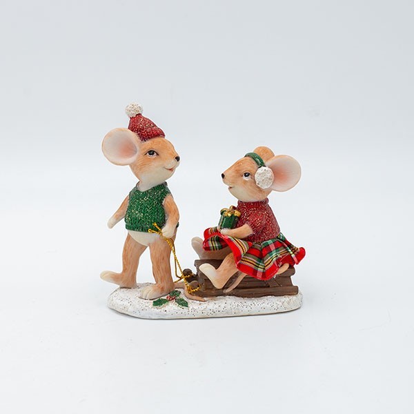 FIGURA DECORATIVA DE POLIRRESINA, RATONES EN TRINEO, 11 X 11 CM.