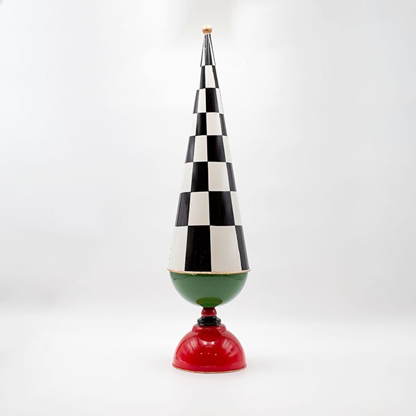 ÁRBOL METÁLICO, CUADROS NEGROS CON ROJO, 55 CM