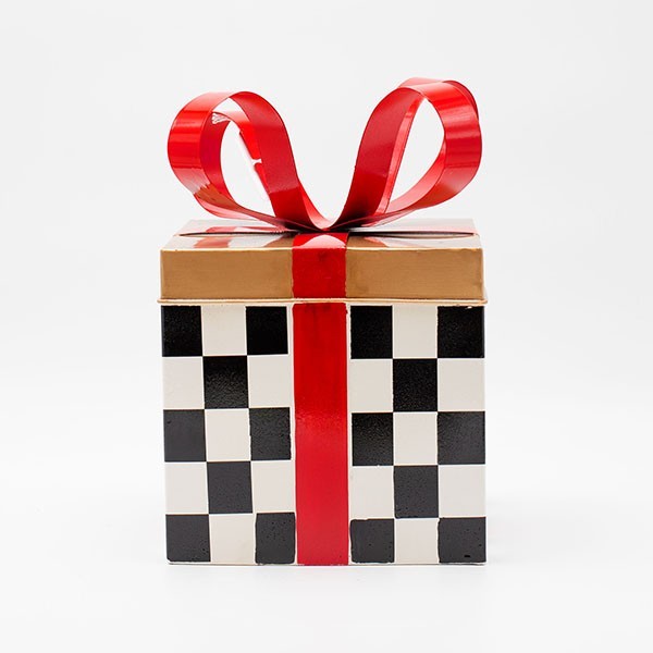 REGALO METÁLICO, CUADROS NEGROS CON ROJO, 25,5 CM