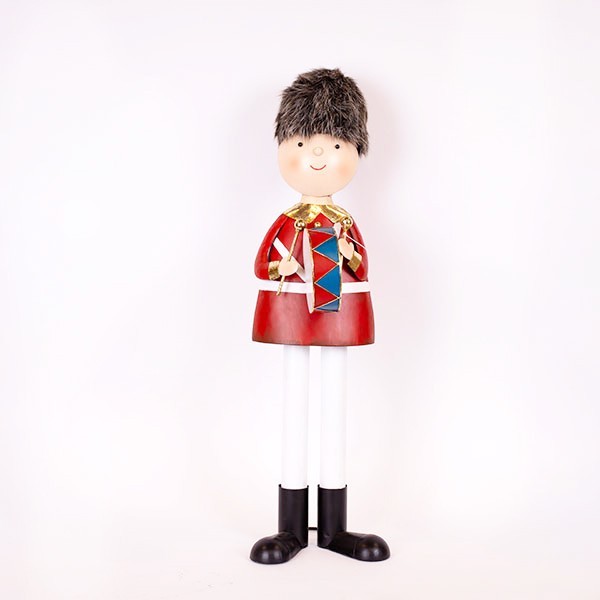 SOLDADO INGLÉS METÁLICO, CON SOMBRERO DE PIEL Y TAMBOR, 77 CM