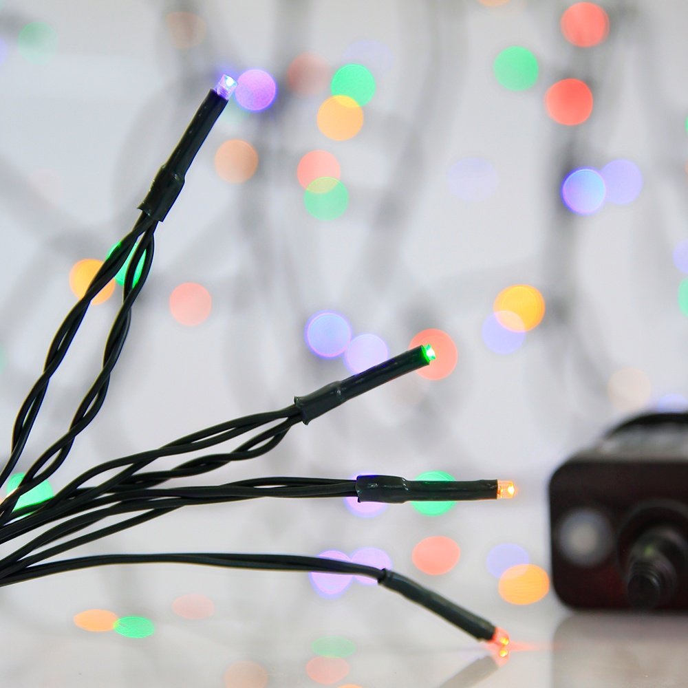GUIRNALDA LINEAL, 180 LED 3MM, 31V ADAPTADOR, 8 M/H, CABLE PVC VERDE, LED MULTICOLOR CADA 5CM, CABLE DE ALIMENTACIÓN 3M, IP44