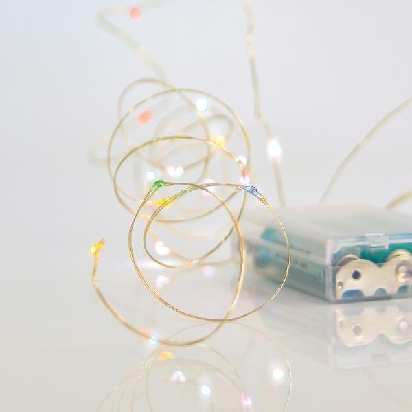 GUIRNALDA LINEAL, 50 MINI LED, CAJA DE PILAS 3XAA, HILO DE COBRE PLATEADO, LED MULTICOLOR CADA 10CM, CABLE DE ALIMENTACIÓN 10CM, IP20