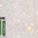 GUIRNALDA LINEAL, 50 MINI LED, CAJA DE PILAS 3XAA, HILO DE COBRE PLATEADO, LED BLANCO CÁLIDO CADA 10CM, CABLE DE ALIMENTACIÓN 10CM, IP20