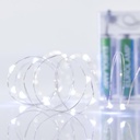 GUIRNALDA LINEAL, 20 MINI LED, CAJA DE PILAS 3XAA, HILO DE COBRE PLATEADO, LED BLANCO CADA 10CM, CABLE DE ALIMENTACIÓN 30CM, IP20