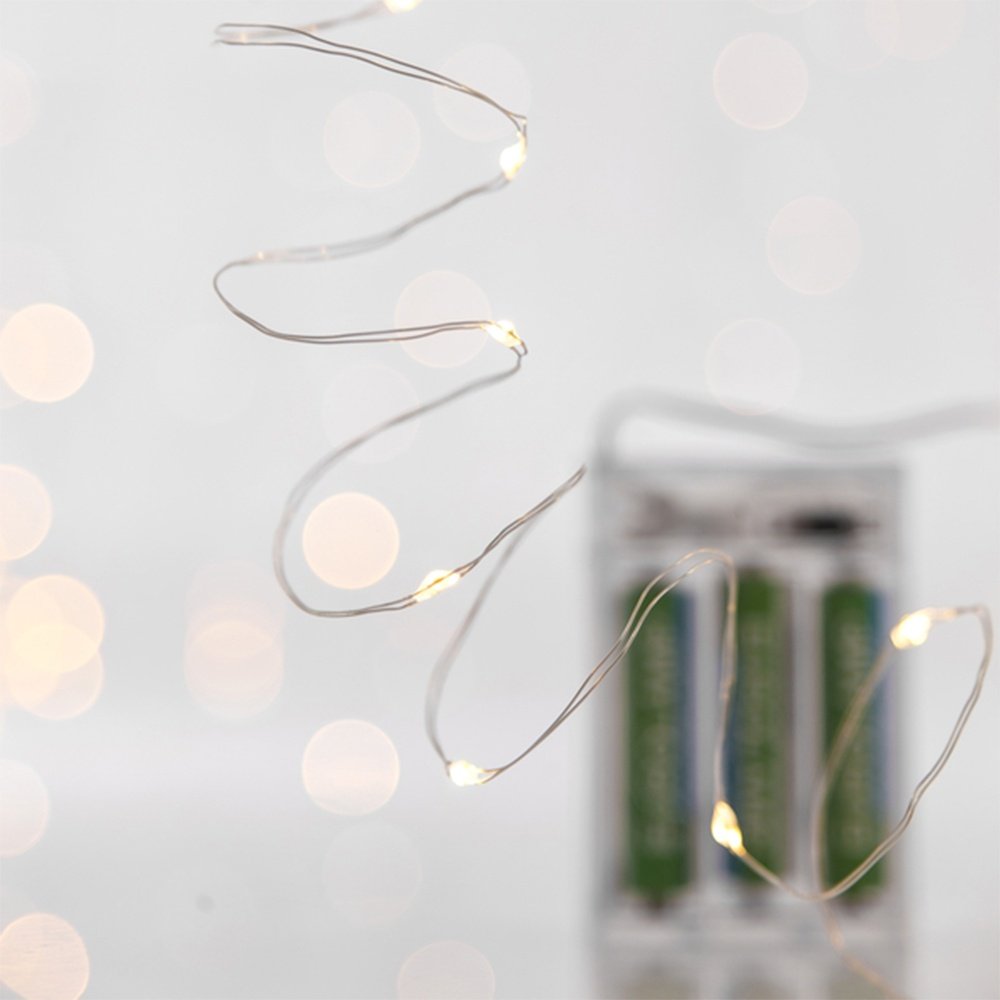 GUIRNALDA LINEAL, 50 MINI LED, CAJA DE PILAS 3XAA, HILO DE COBRE PLATEADO, LED BLANCO CÁLIDO CADA 10CM, CABLE DE ALIMENTACIÓN 10CM, IP20