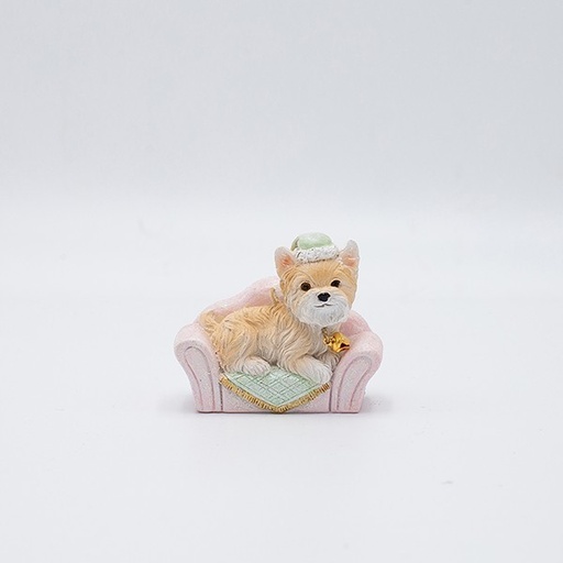 [600-46922] ADORNO COLGANTE DE POLIRESINA, PERRO EN SOFÁ, COLOR ÓPALO, 7X5,5CM