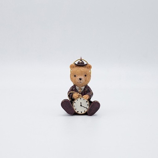 [600-46956] ADORNO COLGANTE DE POLIRESINA, OSO SENTADO VINTAGE CON RELOJ, 5X7,5 CM