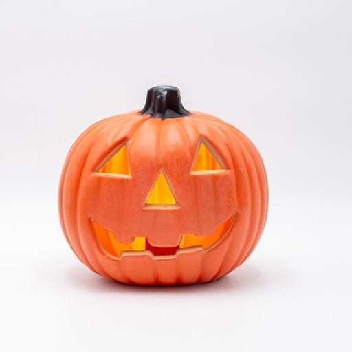 [600-47659] CALABAZA DE PLÁSTICO NARANJA ILUMINADA, DISEÑO DE HALLOWEEN CON CARA TALLADA, CAJA DE PILAS 2XAA, 6 LED BLANCO CÁLIDO, 20X15X19CM, IP20